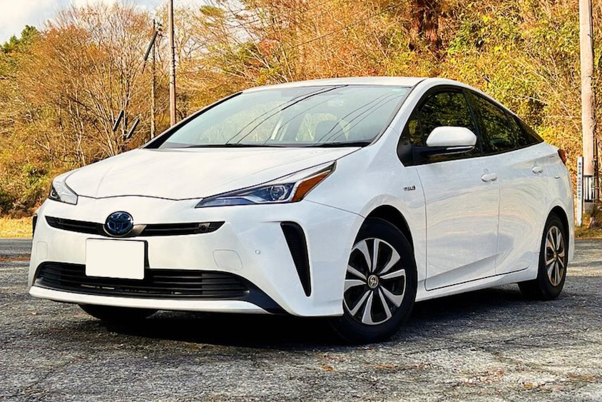 トヨタプリウスと秋の木々