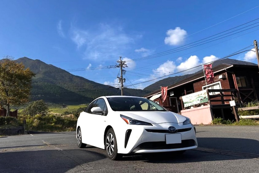 高原駐車場のトヨタプリウス