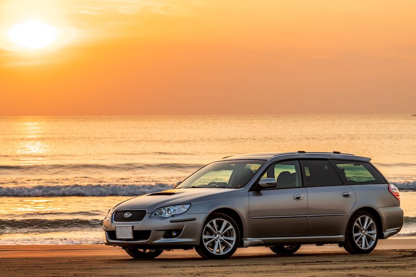 スバルレガシィと夕景
