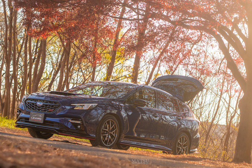 スバルレヴォーグと紅葉