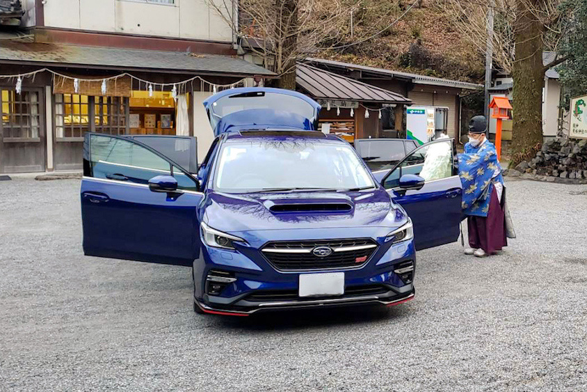 お祓い中のスバルレヴォーグ