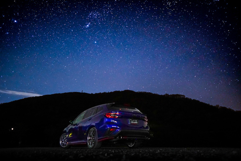 スバルレヴォーグと星空