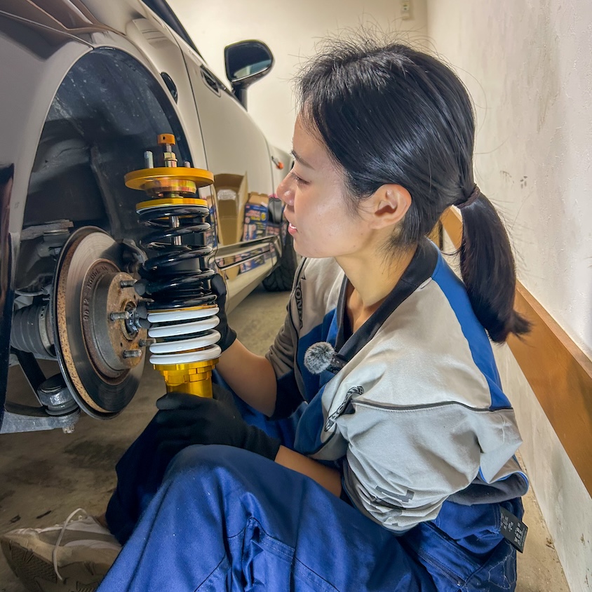 ホンダS2000の部品を交換するオーナー