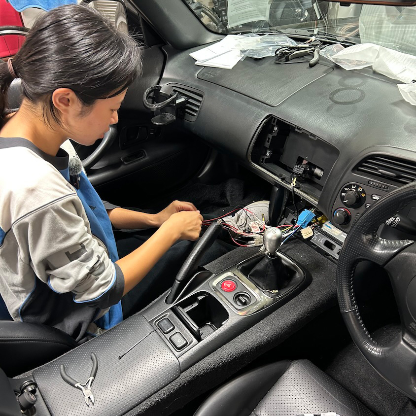 ホンダS2000を整備中のオーナー