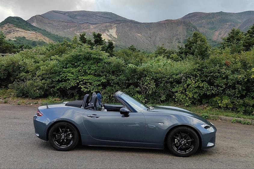 マツダロードスターと蔵王連峰