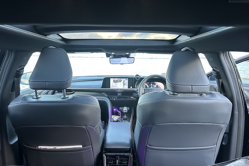 トヨタクラウンスポーツ前席