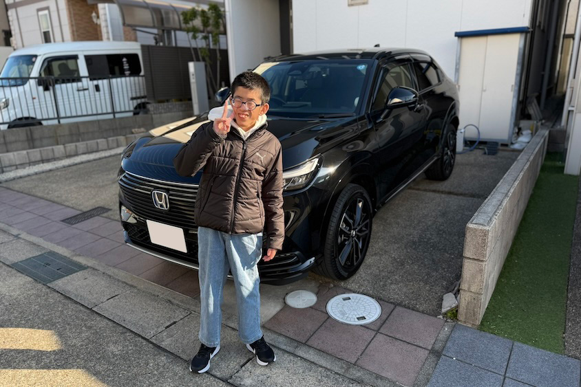 自宅前のホンダヴェゼルとご子息