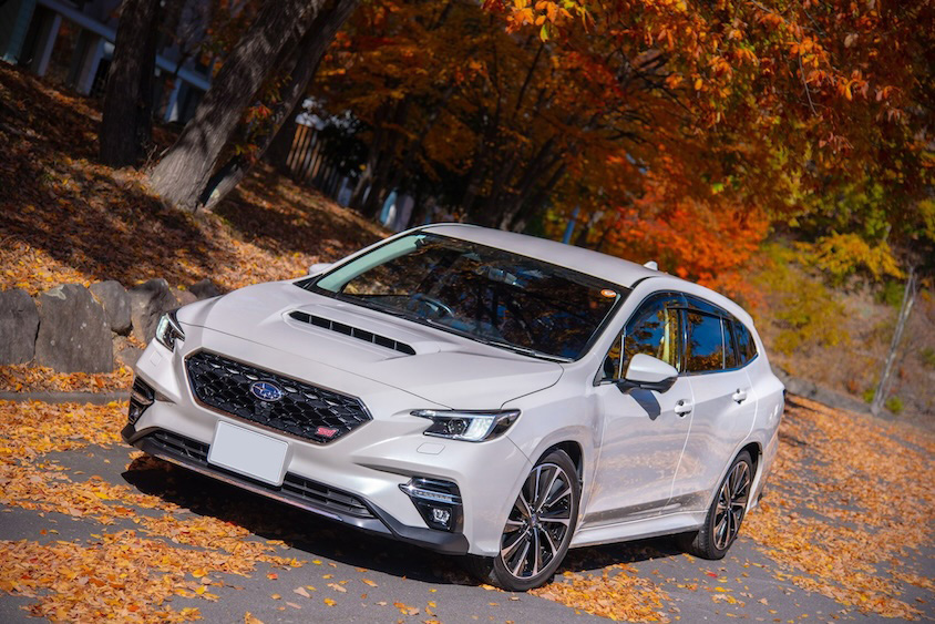 スバルレヴォーグと紅葉