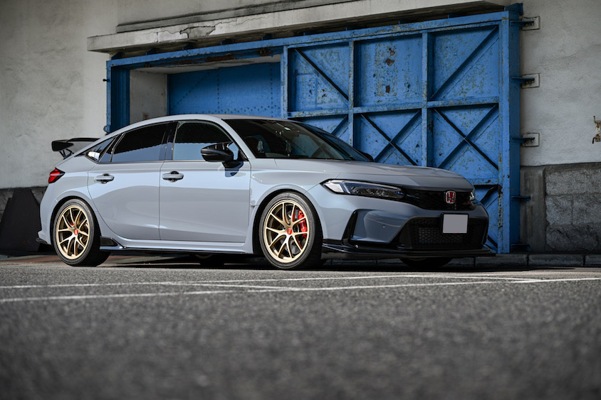 ホンダシビックタイプRと倉庫鉄扉