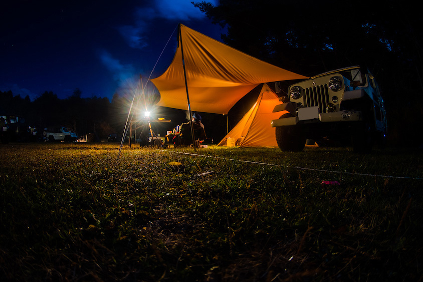 キャンプサイトと三菱ジープ