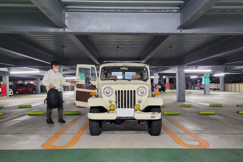 オーナー氏と三菱ジープ