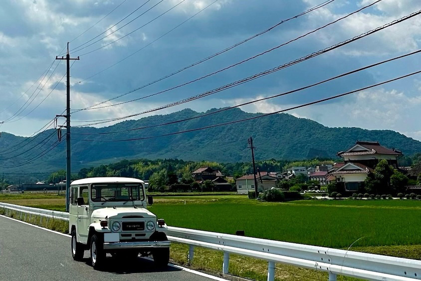 トヨタランドクルーザー40と山遠景