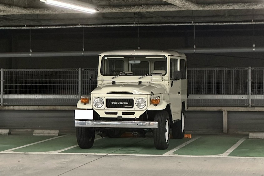 駐車場のトヨタランドクルーザー40