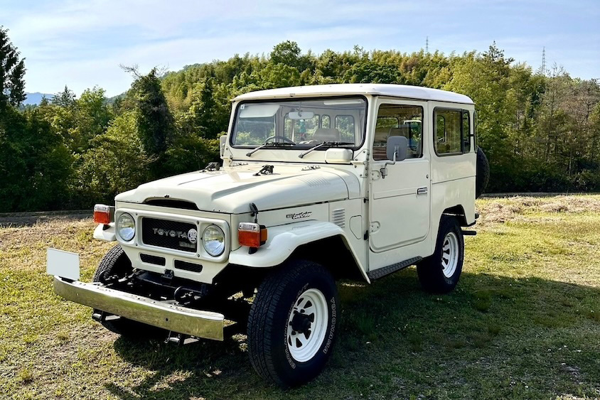 芝生上のトヨタランドクルーザー40