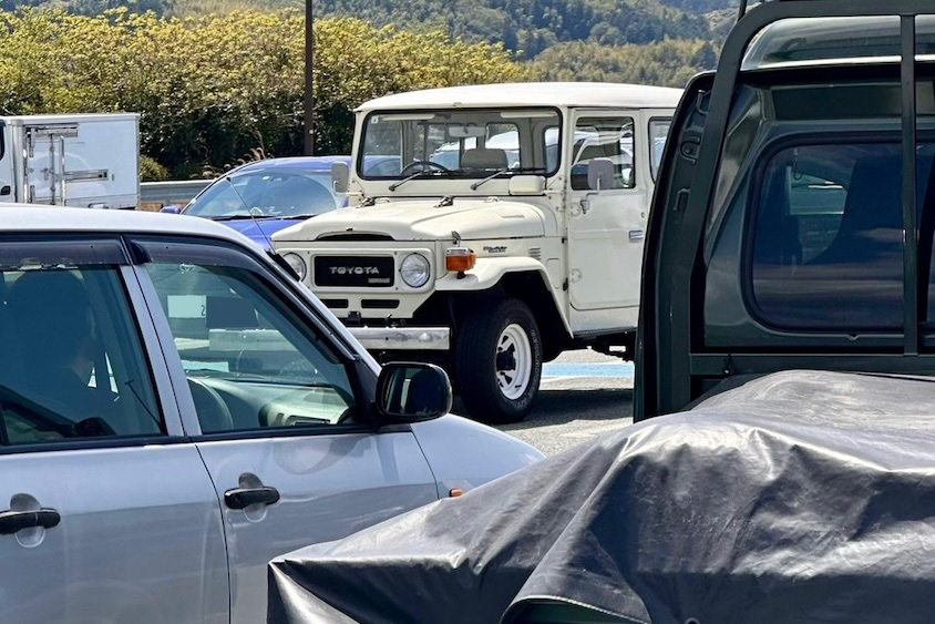 トヨタランドクルーザー40を駐車場遠くから