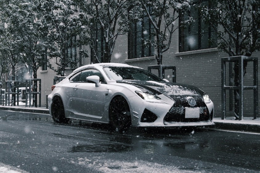 レクサスRCF＠降雪の都内