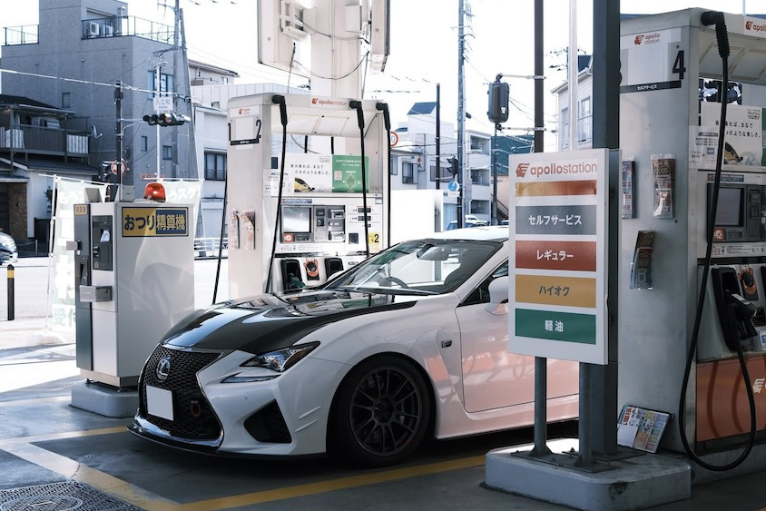 レクサスRCF＠給油スタンド