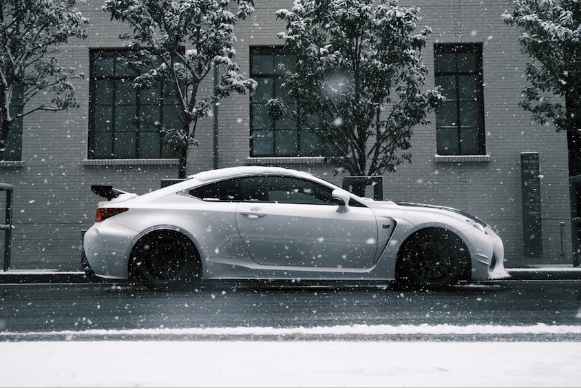レクサスRCF＠降雪の都内サイドビュー