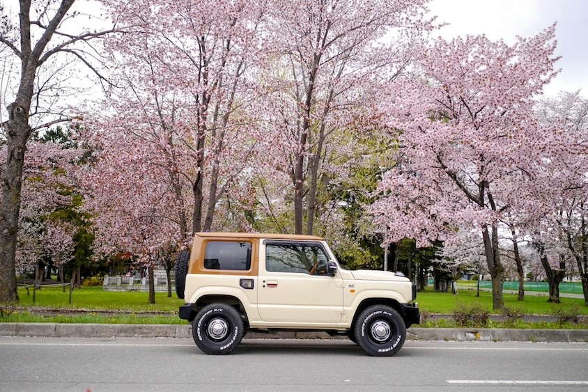 桜とスズキジムニー