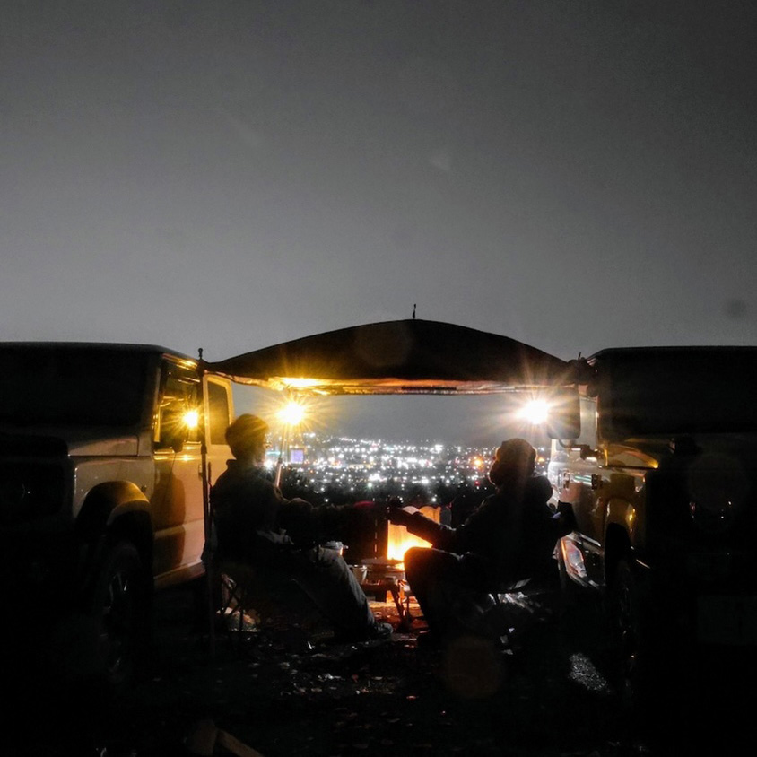 キャンプ中のスズキジムニー2台