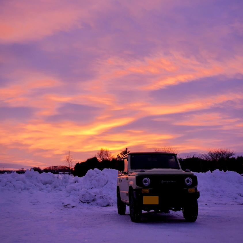 落日とスズキジムニー
