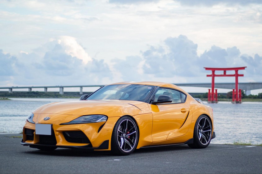 湖畔のトヨタGRスープラ