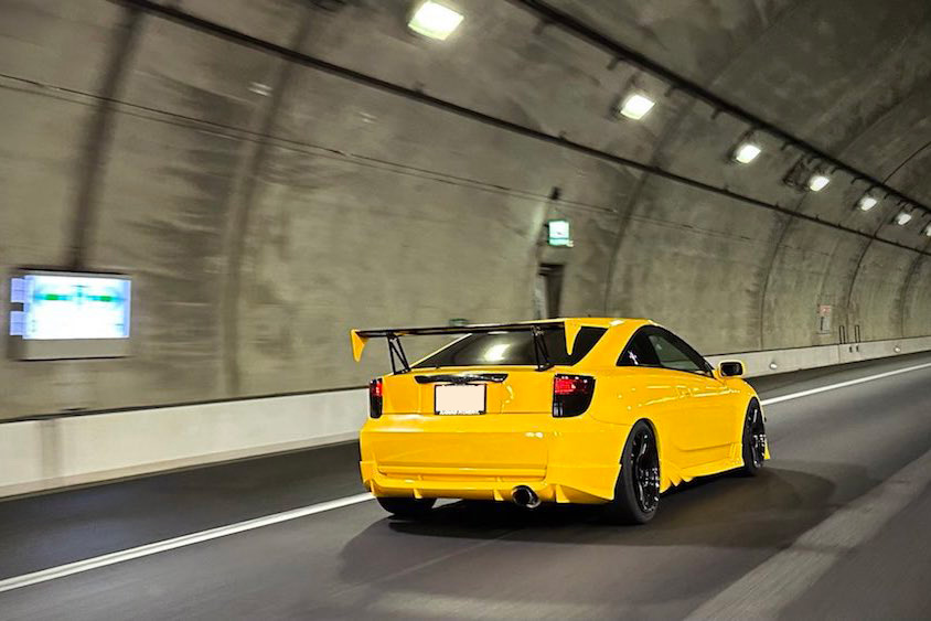 走行中のトヨタセリカ