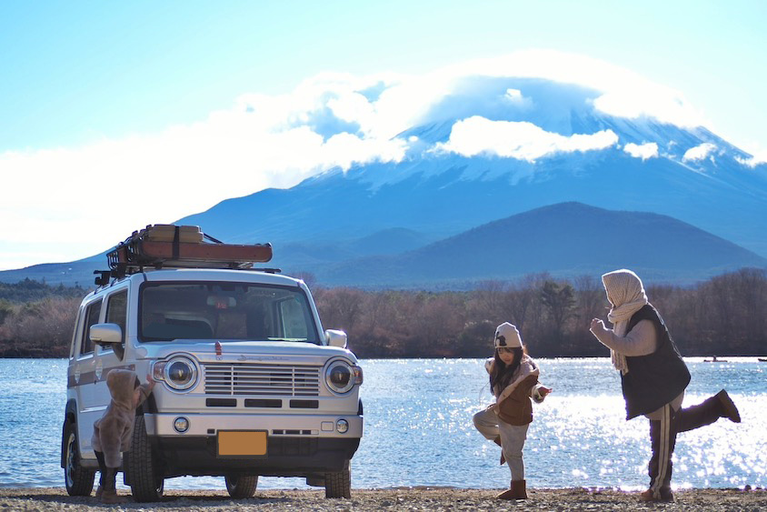 湖畔のスズキハスラーとオーナー氏家族