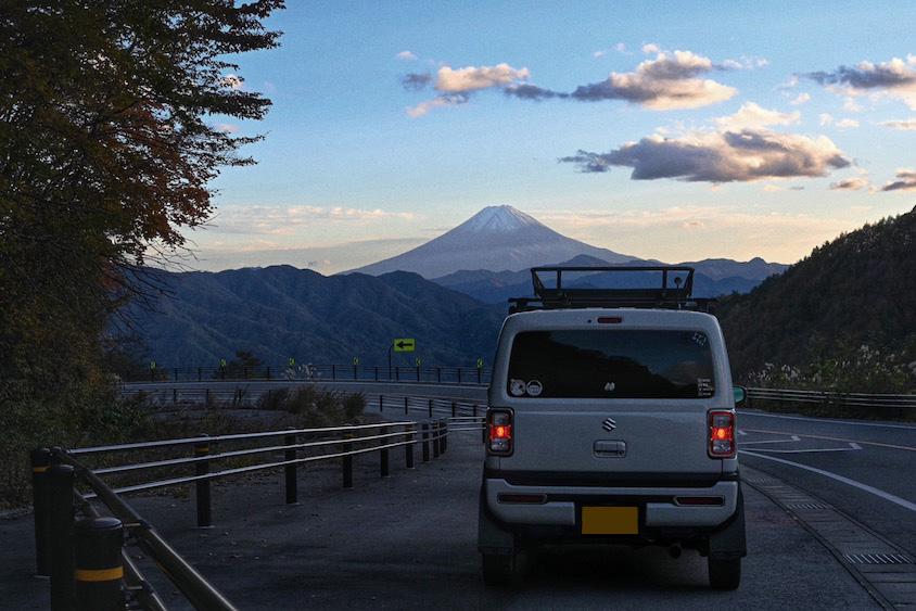 富士山を臨む駐車場のスズキハスラー