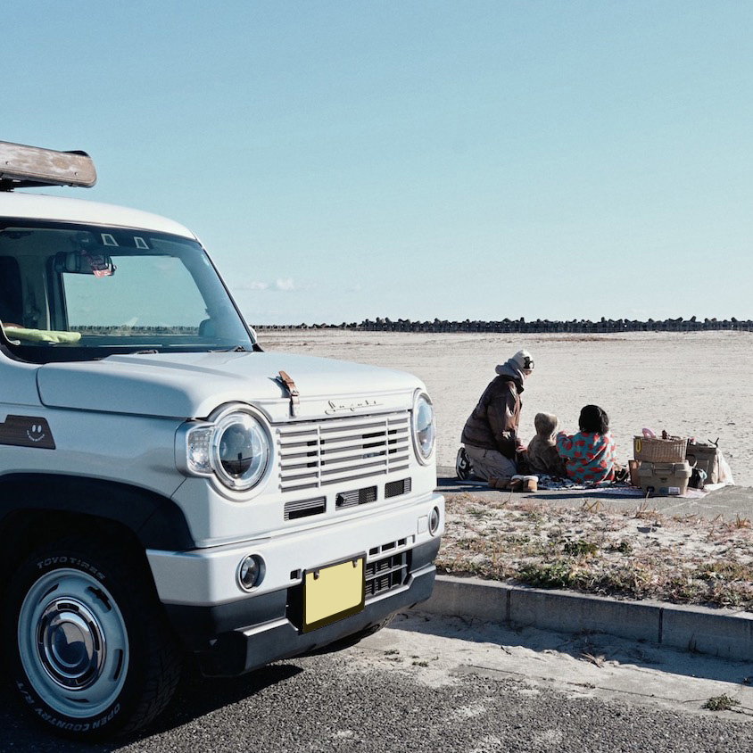 ピクニックを楽しむご家族とスズキハスラー