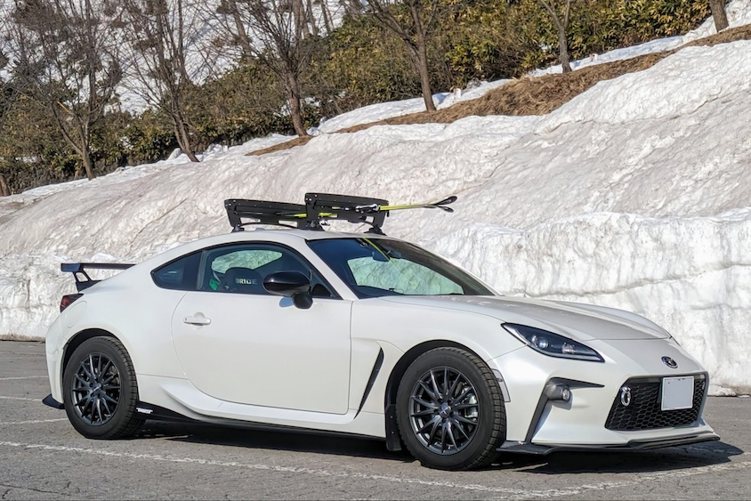 トヨタGR86と雪壁