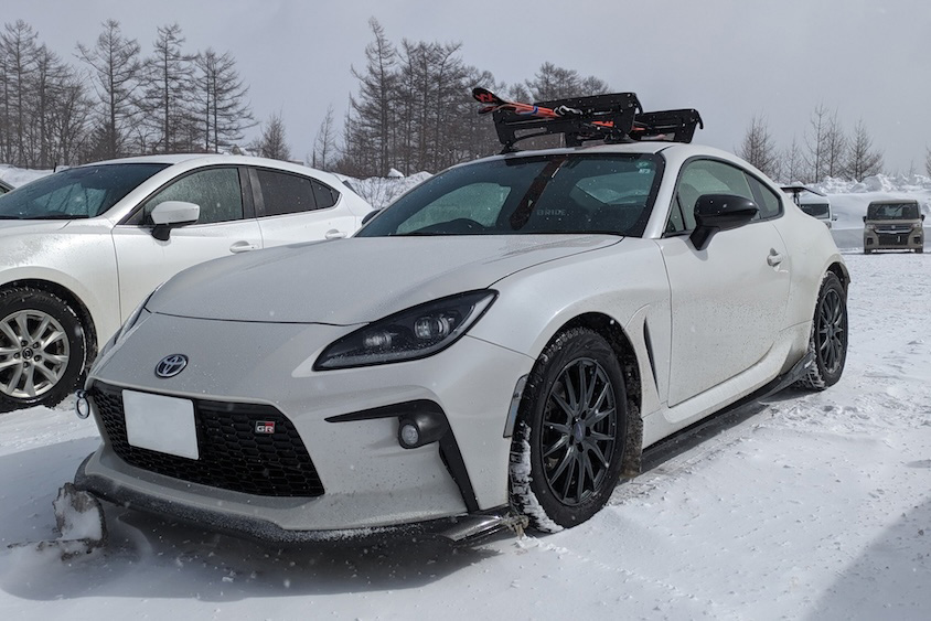 スキー場駐車場のトヨタGR86