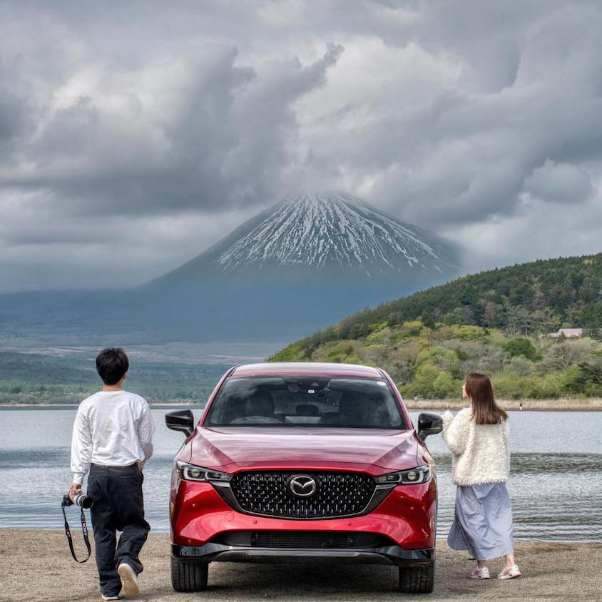 マツダCX-8とオーナーご夫婦＠富士山遠景