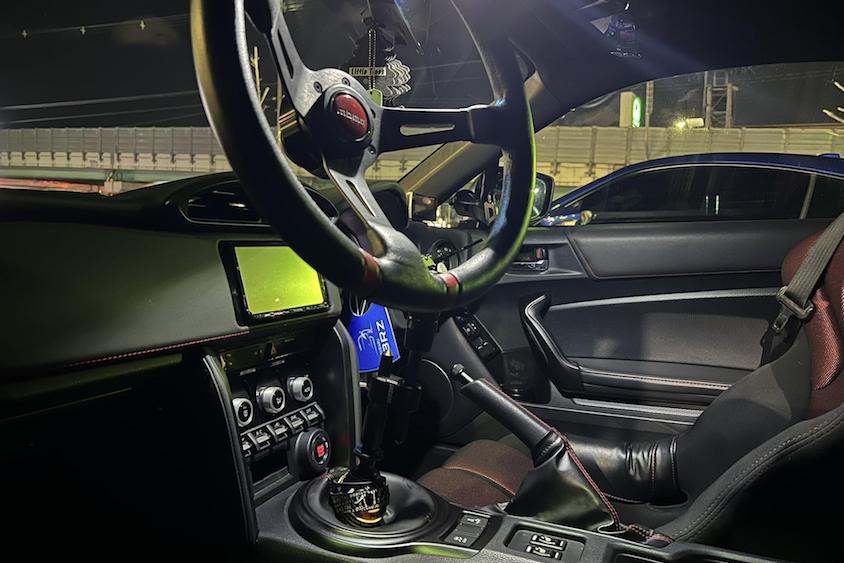 スバルBRZ運転席