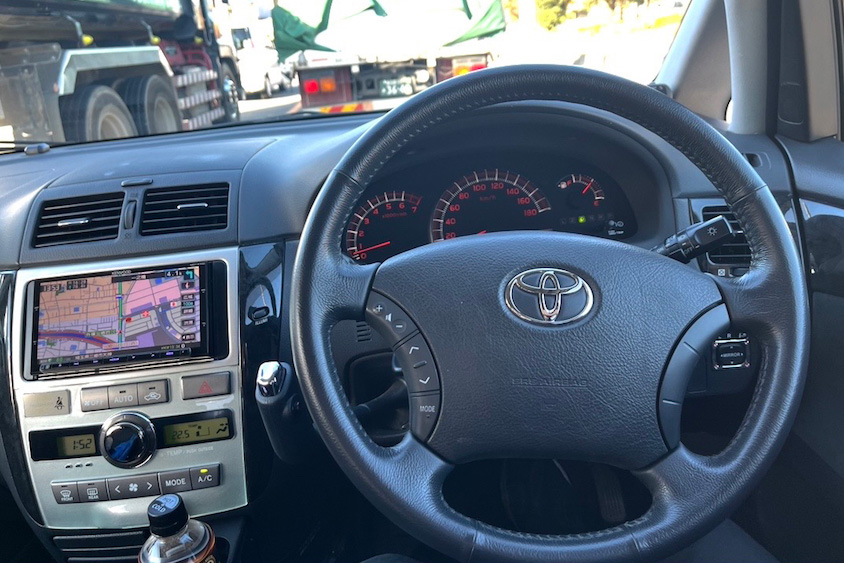 トヨタイプサム運転席