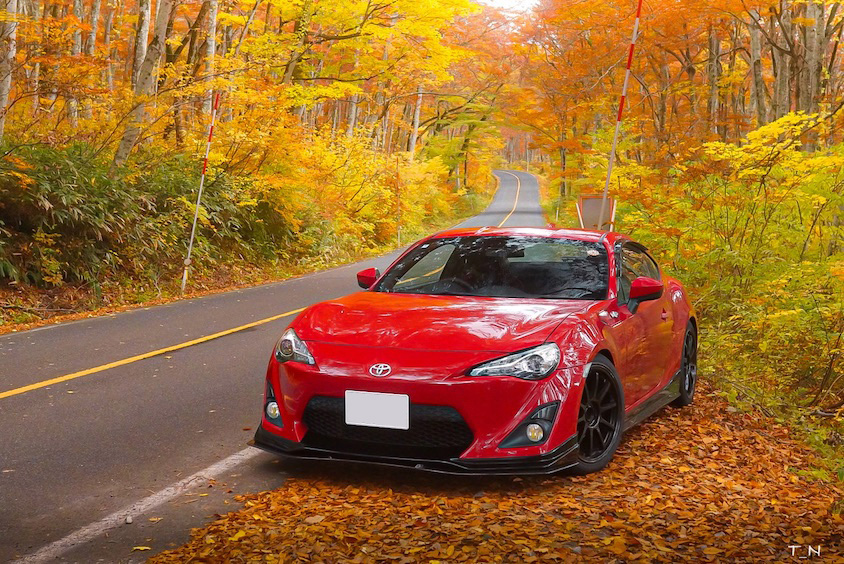 トヨタ86と紅葉
