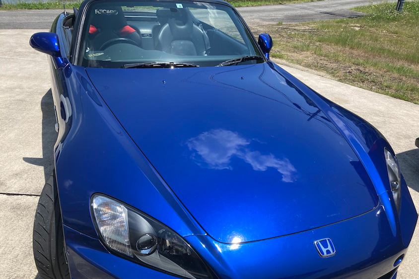 ホンダS2000フロントフードに映る景色