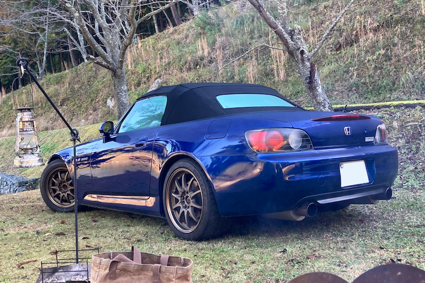キャンプ中のホンダS2000-02