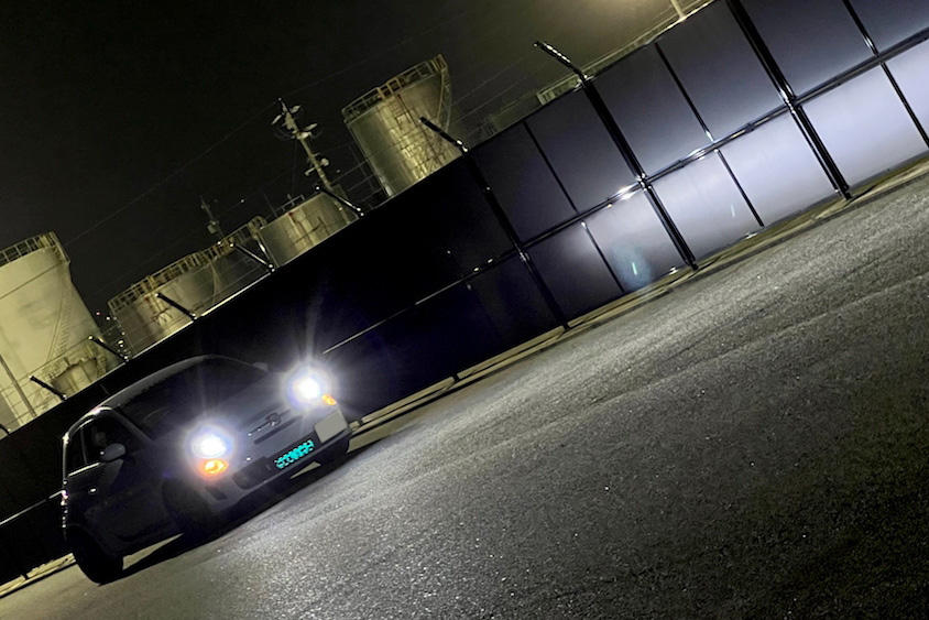 夜間のアバルト500