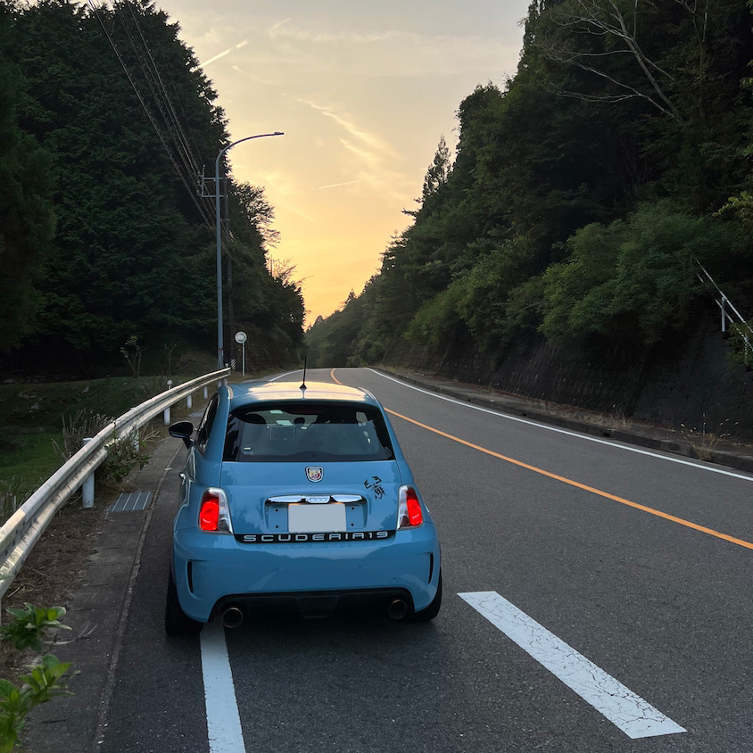 夕景のアバルト500