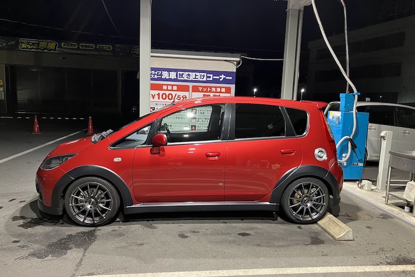 洗車場の三菱コルト