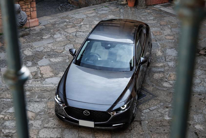 MAZDA3を上方前面から
