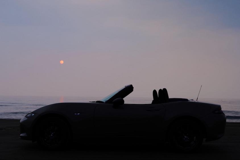 マツダロードスターと夕景