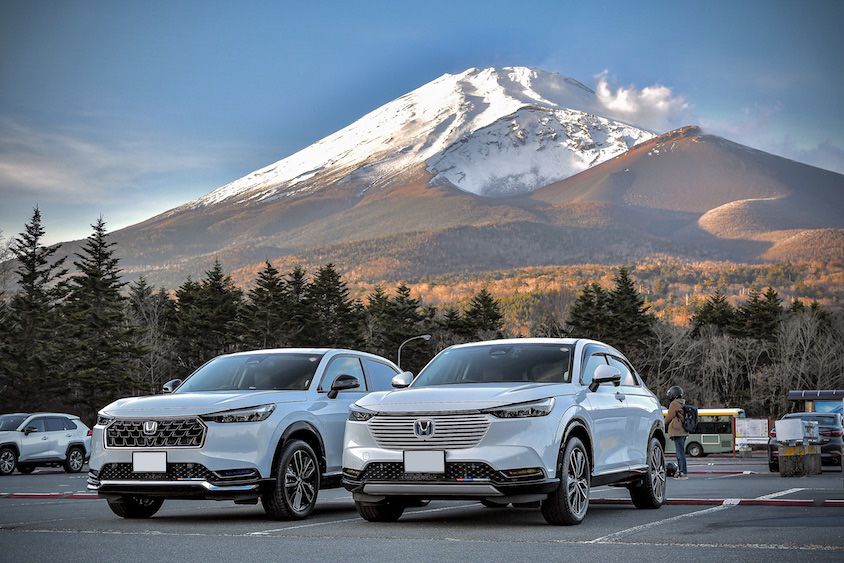 2台のホンダヴェゼルと山遠景