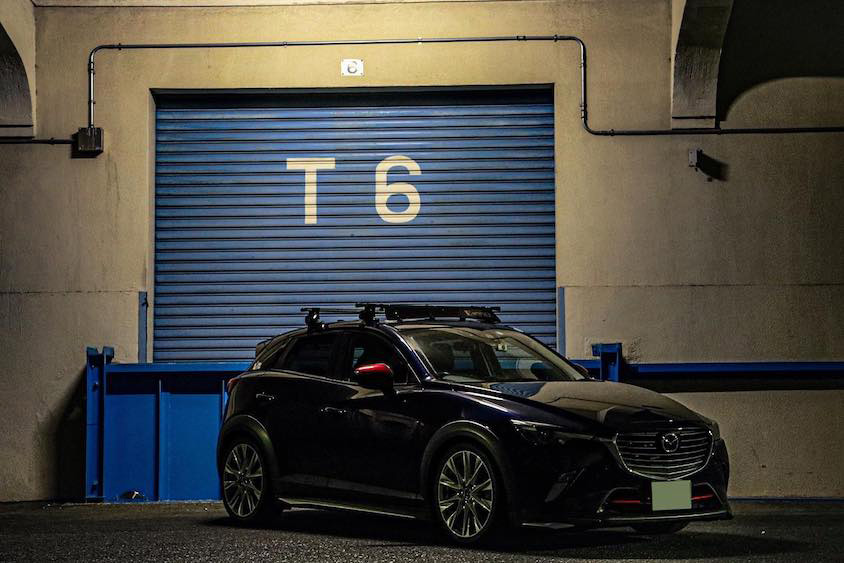 シャッター前のマツダCX-3