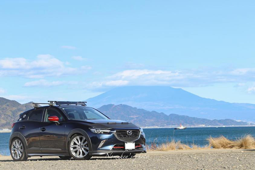 マツダCX-3と山遠景