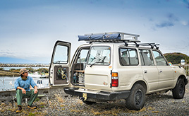 アウトドアライフのよき相棒は、どこまでも行けそうなトヨタ ランクル80