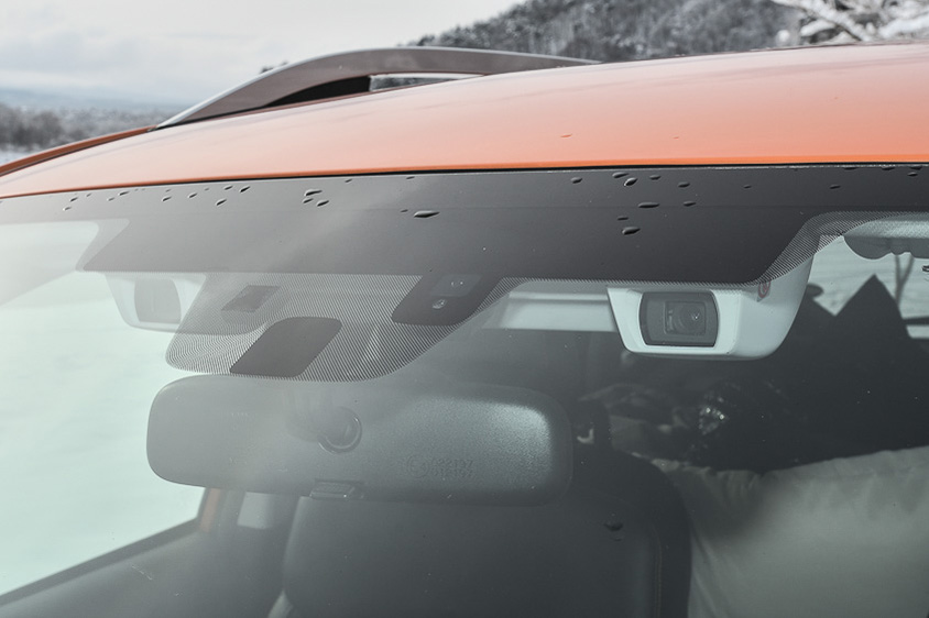 フロントウィンドウからのぞくアイサイト