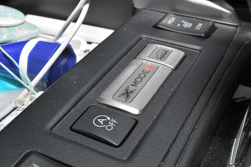 雪道などの悪路で4輪の駆動力とブレーキなどをコントロールしてくれる「X Mode」