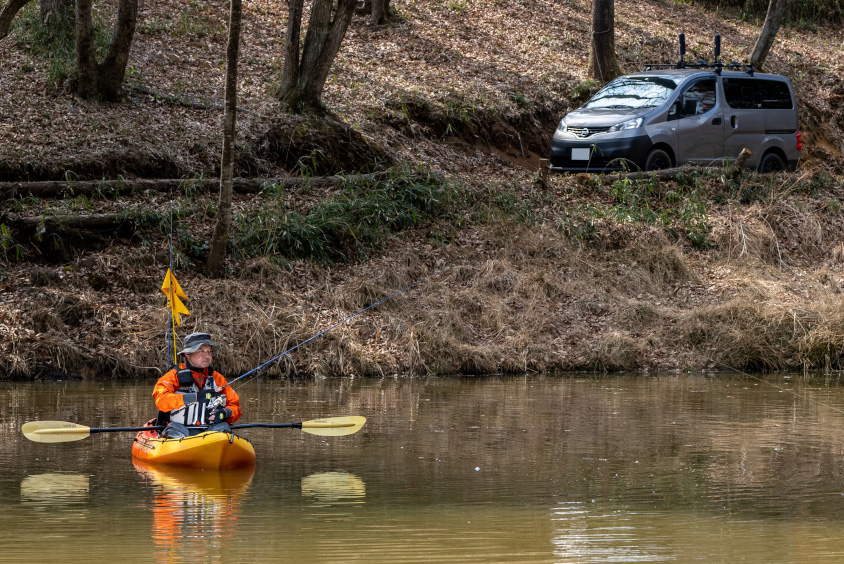 日産・NV200バネットとボートに乗るおそとまん